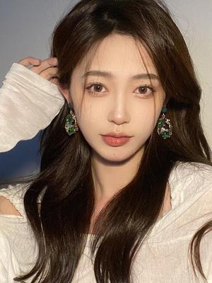 Emerald Irregular Retro High-End Earrings for Women - 2023 Trendy Niche Design, Internet Celebrity Style, All-Match Accessories