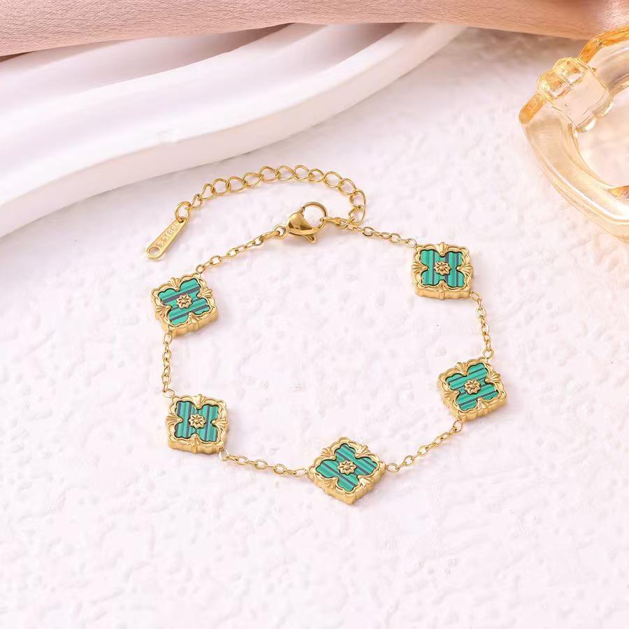 Retro Italian Mother-of-Pearl Four-Leaf Clover Bracelet: Elegant, Luxurious, and Versatile