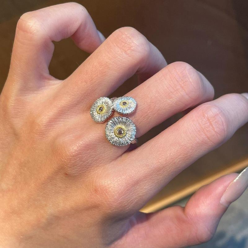 Light luxury retro brushed three daisy ring Couple style charm sun flower rings for women banquet Zircon gift