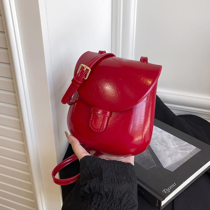 

2025 new high-end foreign style women s women s saddle niche designer shell red messenger mobile phone bag красный