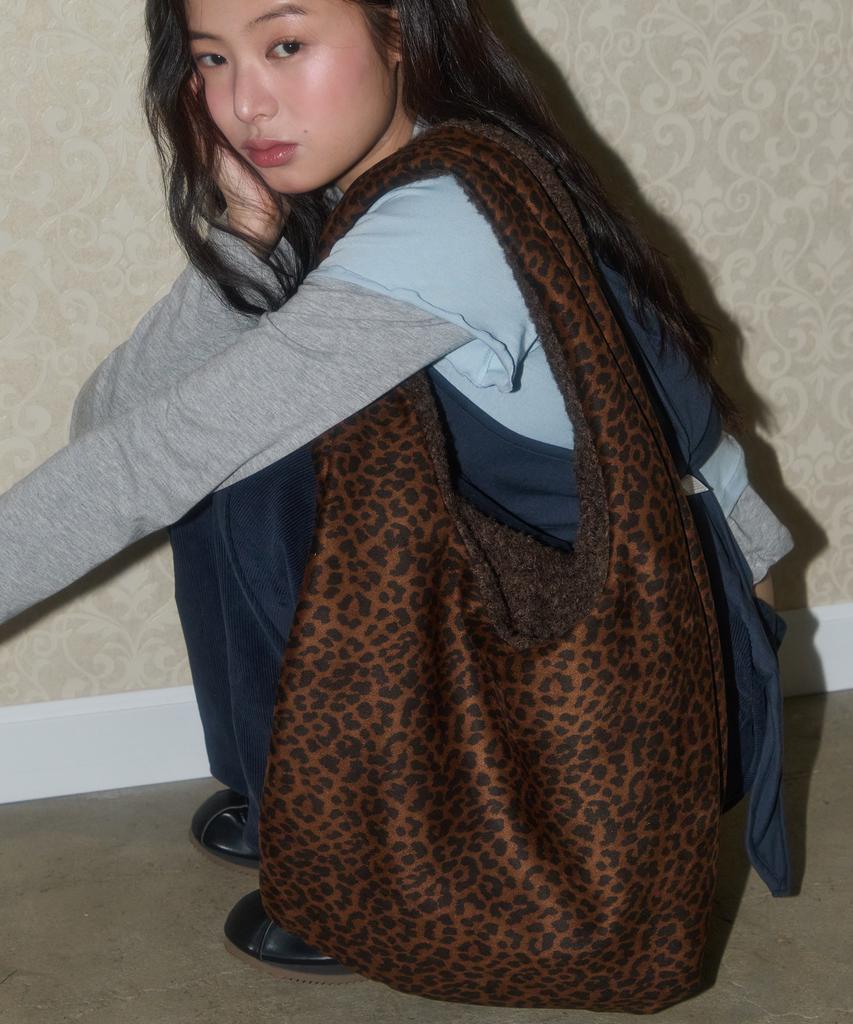 Leterie Boucle Reversible Shoulder Bag_Brown