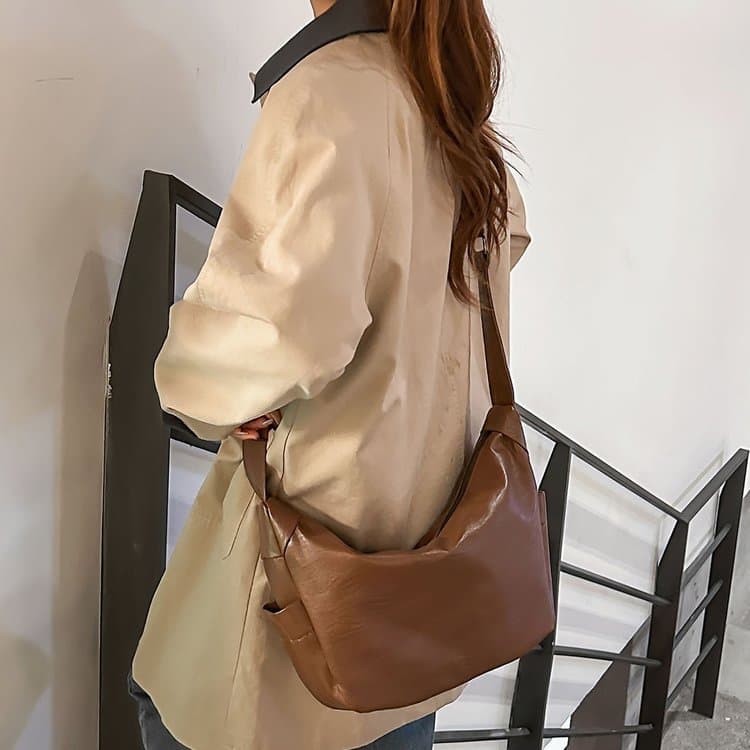 

Soft leather large capacity armpit bag women s shoulder tote bag коричневий