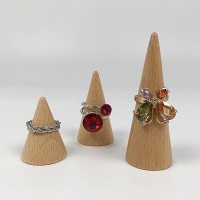 Bukový Dřevěný Držák na Prsteny - Kónický Stojan pro Ukládání Šperků