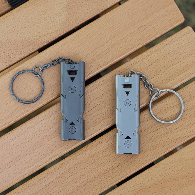 Doppelpfeifen-Anhänger-Schlüsselanhänger Hohe Dezibel Tragbar Outdoor-Überleben Notfall Camping-Werkzeug Multifunktion 1 Stück