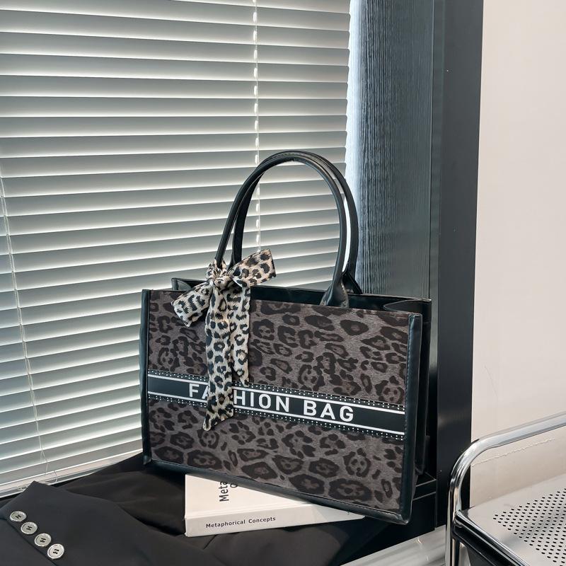 

New fashion leopard print trend large-capacity handbag niche design commuter temperament tote bag women серый
