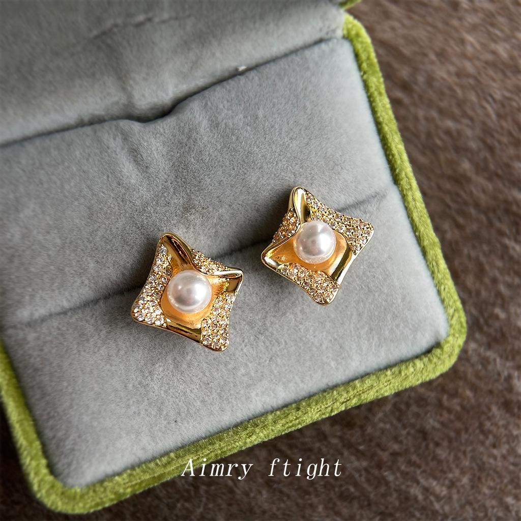 Original geometric micro-inlaid zircon needle old money style three-dimensional creative new earrings, stud earrings