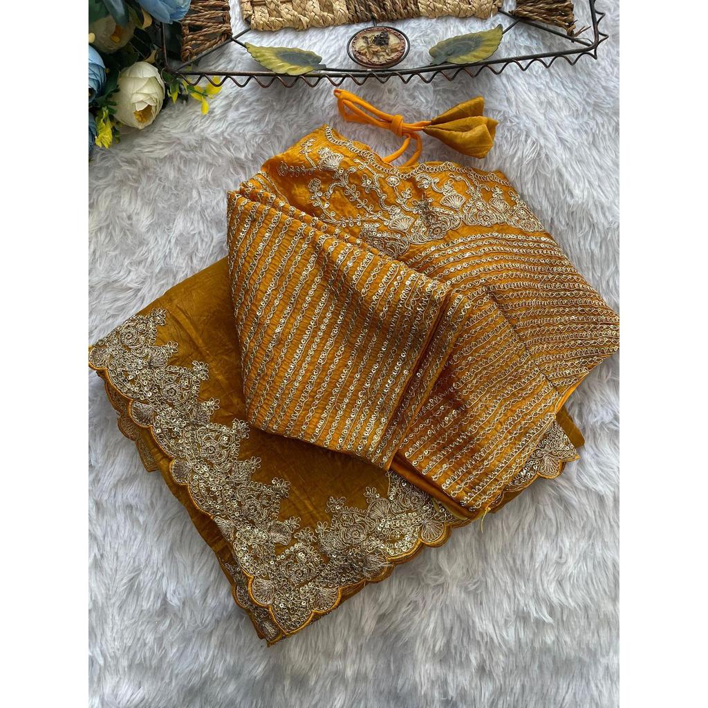 Schwerer Premium weicher goldener Crush-Seidenstoff mit wunderschöner C-Pallu-Stickerei Zari, Pailletten und Codierarbeiten in Sari mit Cutwork-Borte am Sari