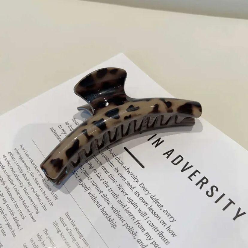 French Leopard Print Large Hair Claw Retro Elegant Shark Clip Suitable For Thick Hair Women Back Head Styling Hair Accessories