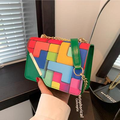 Borsa a tracolla a tracolla a tracolla con patta quadrata piccola in pelle PU da donna. Borsa a tracolla a catena con colori a contrasto estivi