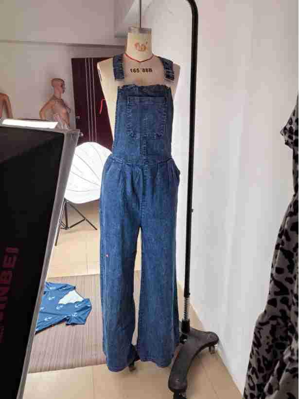 Ärmelloser Damen-Latzhose aus lockerem Denim mit Seitentaschen - Sommerkollektion