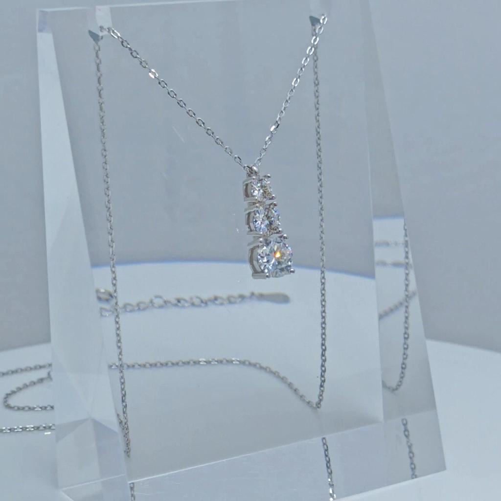 New Geometric Zircon Pendant with Irregular Three-Life Stone on Elegant Clavicle Chain