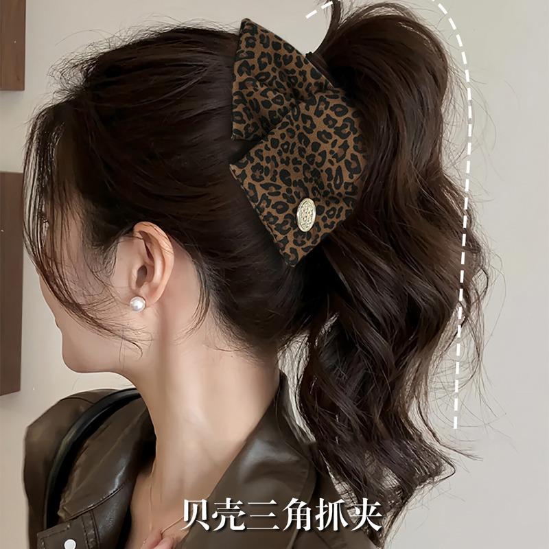 Acrylic fabric leopard print triangular grab clip autumn and winter retro back head shark clip light luxury high-end hairpin hair accessories