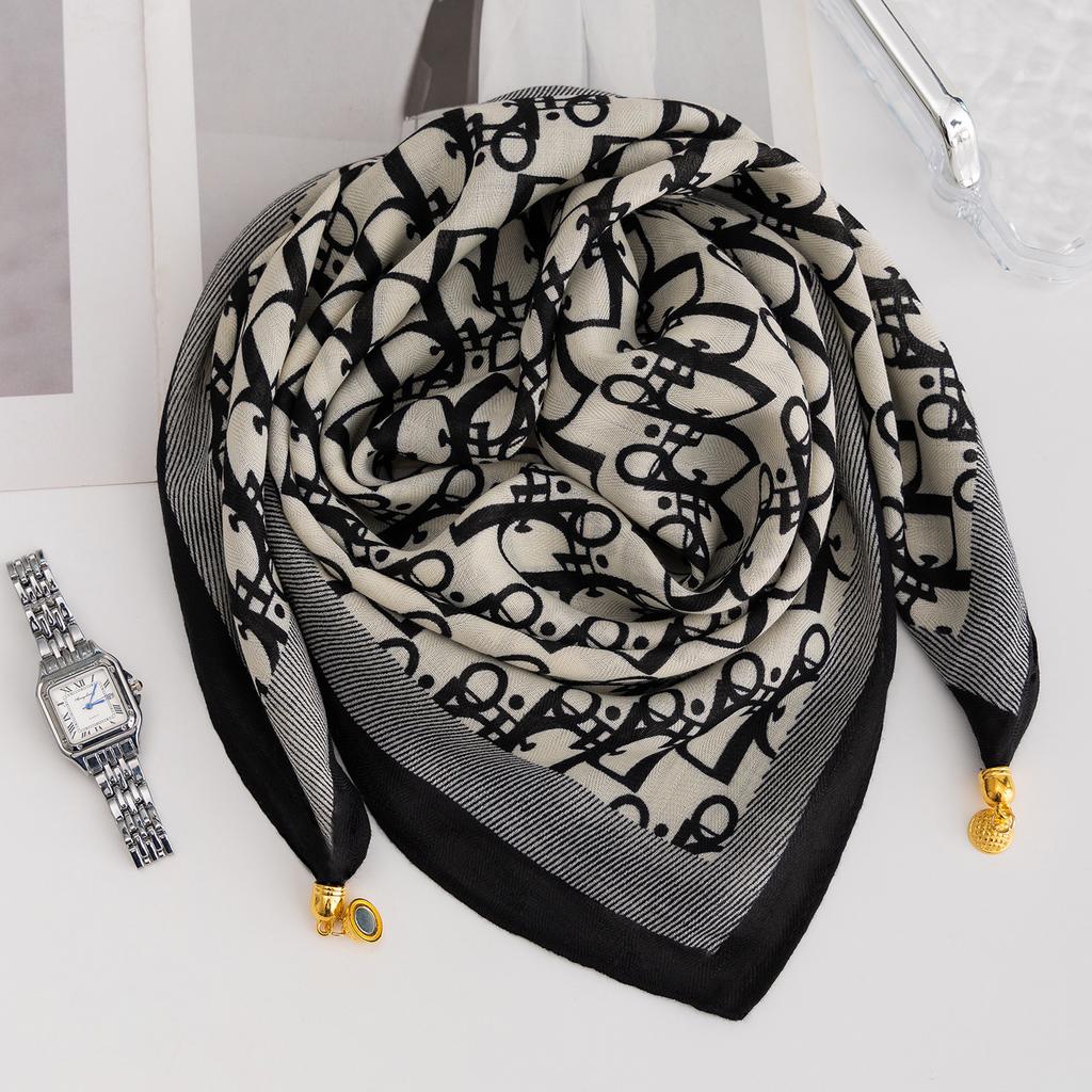 Winterwarme Schals, Schals, Klassische Karobänder, Strickjacken und Warme Decken für den Außenbereich