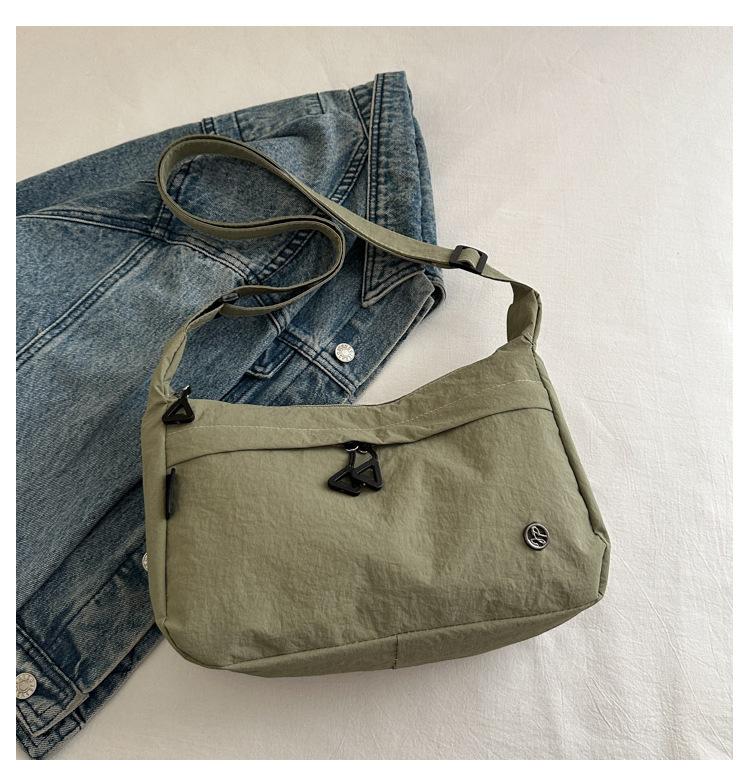 Lightweight going out simple messenger bag multi-functional nylon portable dumpling bag fashionable commuter niche shoulder bag