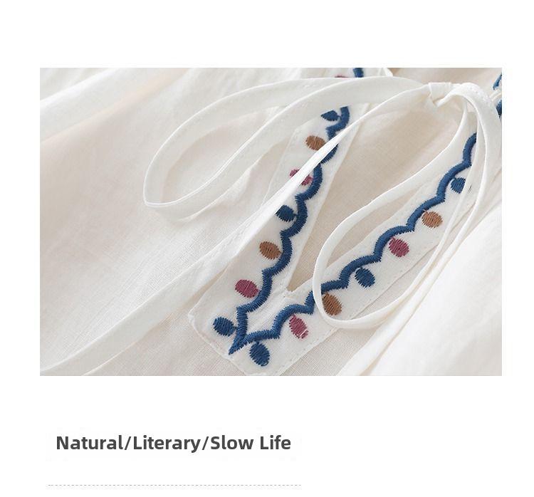 Damen Baumwoll- & Leinen besticktes V-Ausschnitt Sommeroberteil mit Dreiviertelärmeln und Bindekragen.