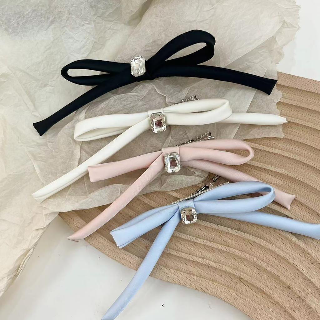 Søt hårklemme med sidesveis, sløyfehårbøyle, fasjonable hodeplagg, avslappet hodebekledning, holder hårstråene sikkert