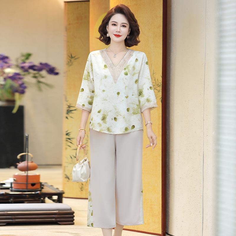 

Mom s Stylish Summer Casual Two-Piece Set: Flattering Top with Slimming Wide-Leg Pants for Middle-Aged and Elderly Women 4XL [Recommended for 130-145 pounds]