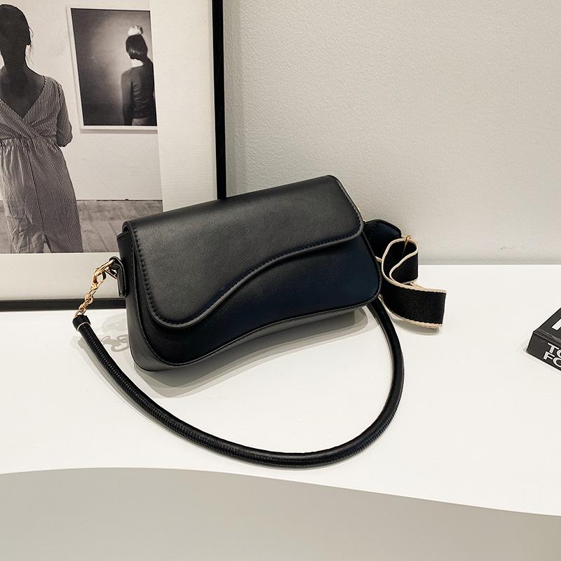 

В этом году популярными маленькими сумками являются женские весенние универсальные новые модные широкополосные сумки-мессенджеры, ретро-маленькие квадратные сумки. чёрный