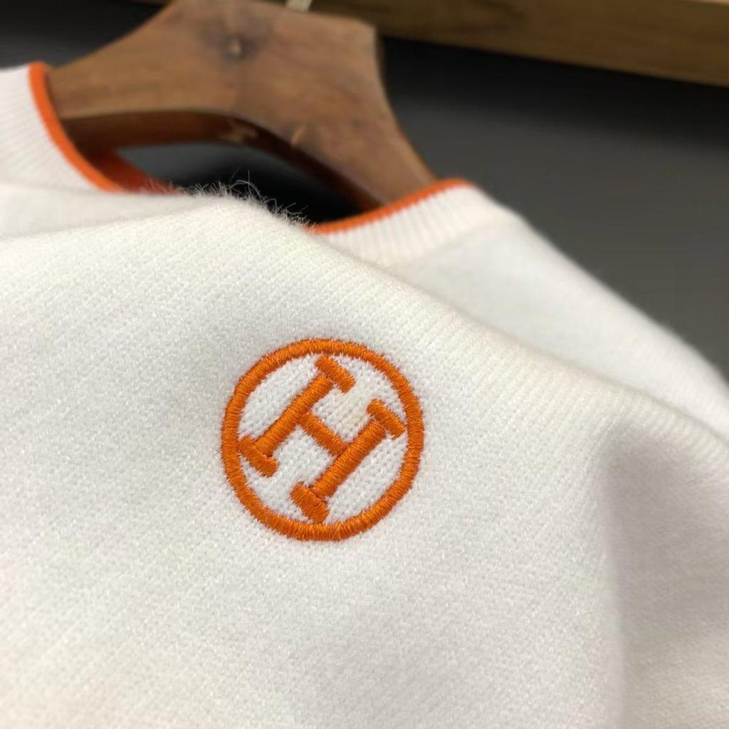 Trendy Chest-Embroidered Knit Sweater: Unisex Round Neck, Warm & Versatile for Autumn/Winter.