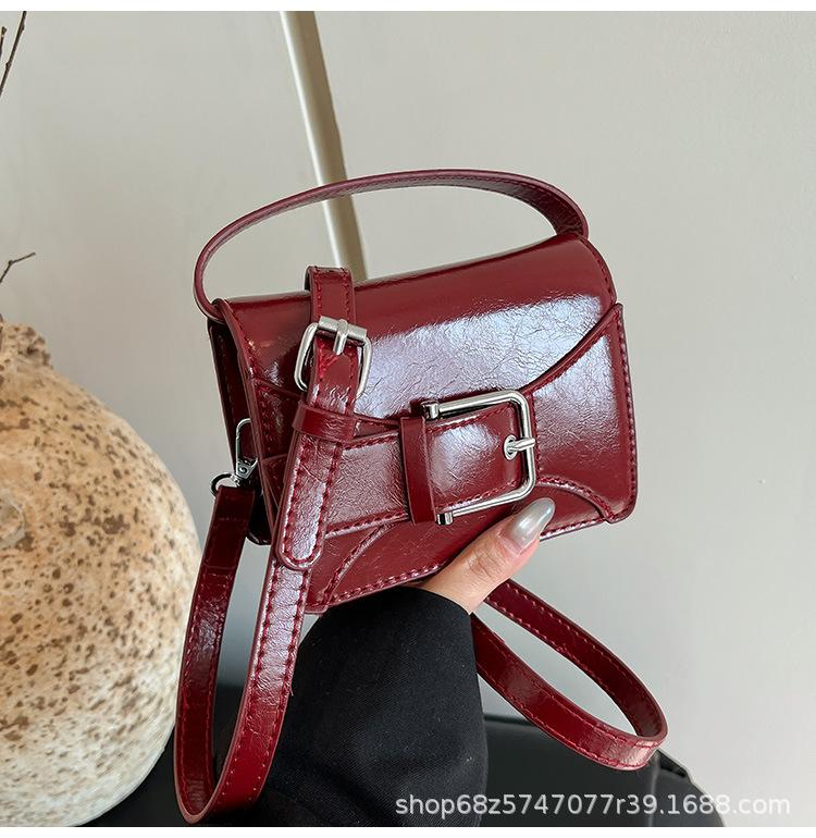 New Messenger Bag Women's Retro Simple Shoulder Bag Niche Design Leather Buckle Decorative Flip Lipstick Bag Tide