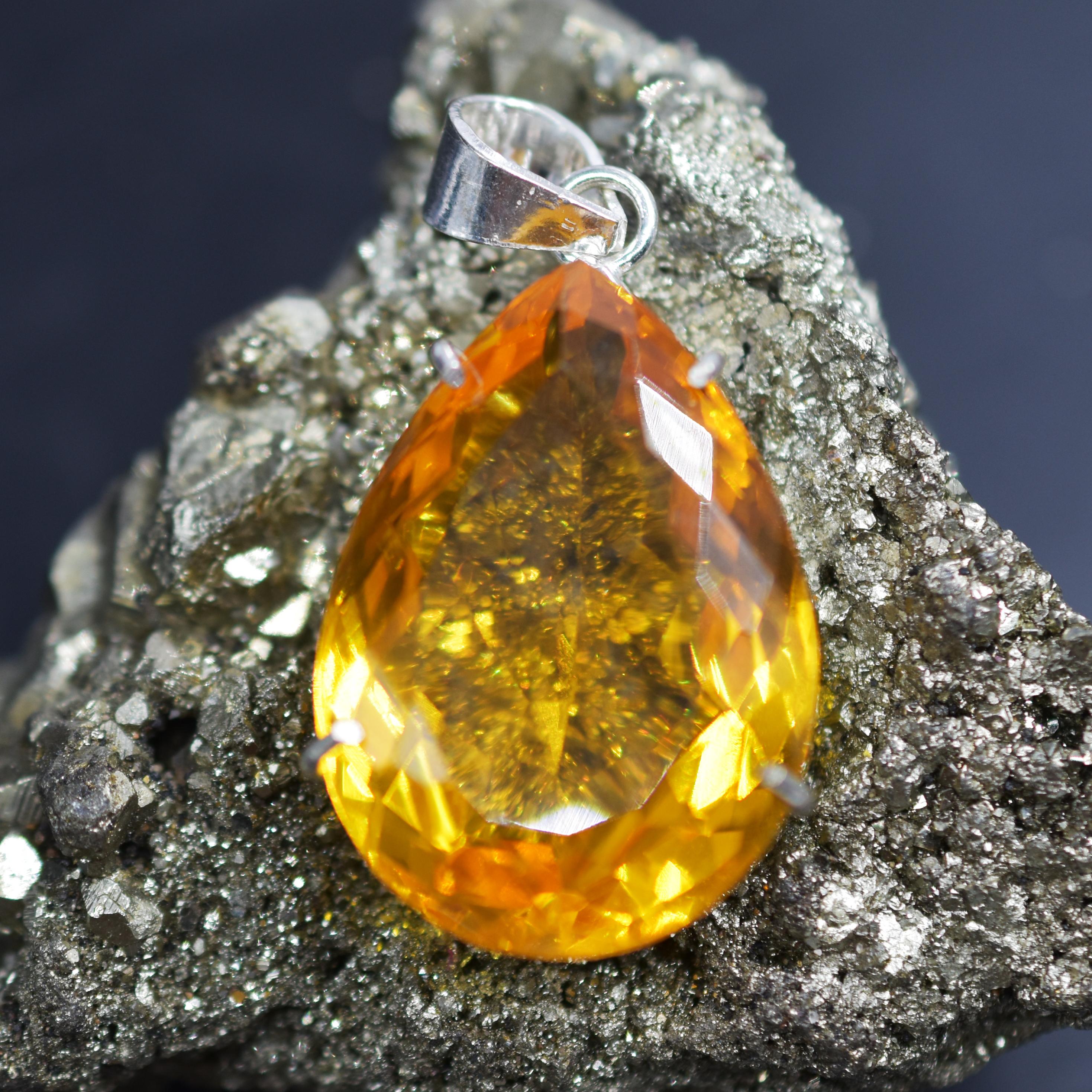 

Підвіска, створена в лабораторії, 925 стерлінгове срібло, 104,25 карата, жовтий сапфір, сертифікована MY-355-K 49.1 mm approx жовтий