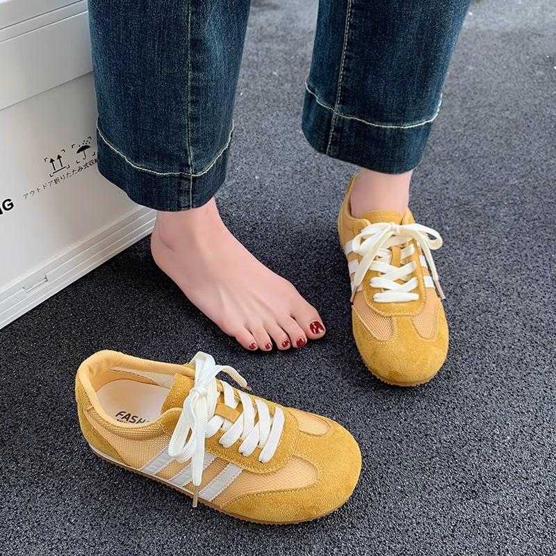 Sommar tyska träningsskor dam 2025 nya populära retro mesh andningsbara mångsidiga avslappnade brädskor Forrest Gump vita skor