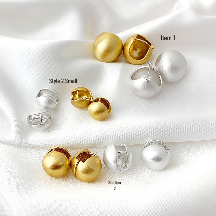 

Savi Blogger Silver Brushed Metal Ball Earrings for Cold Wind Temperament