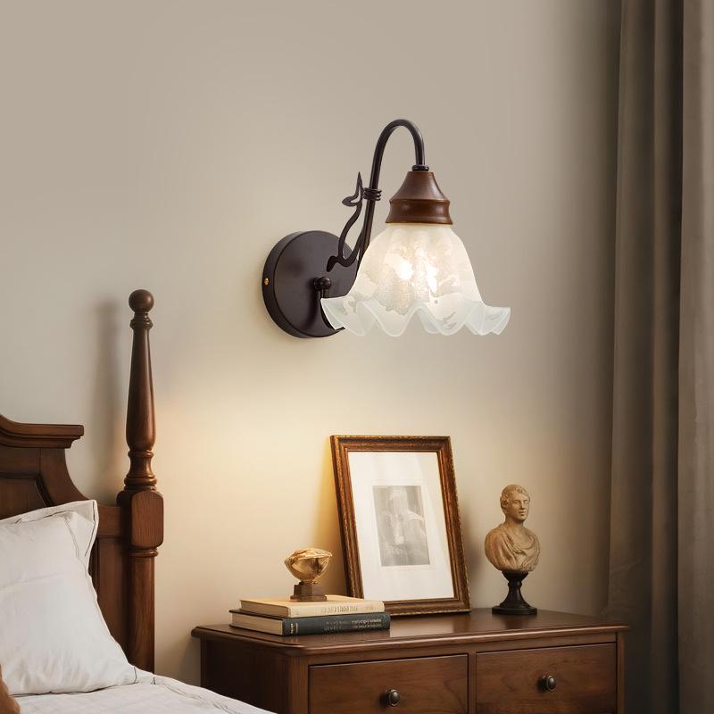 Französische Mid-Century Blumenwandleuchte in Retro-Walnuss - Kreatives Nanyang-Stil Nachttischlicht