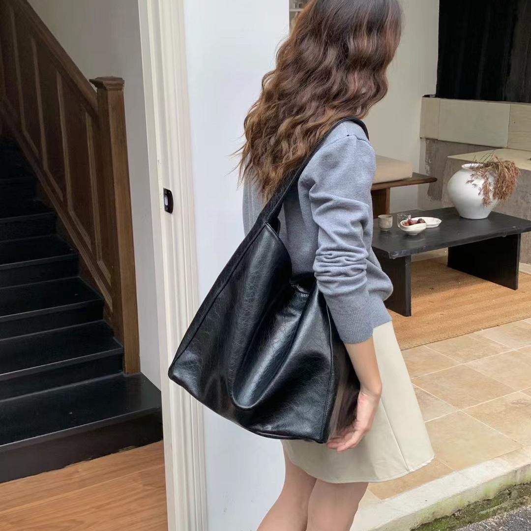 

Сумка большой вместимости женская летняя новая повседневная простая на плечо для покупок из мягкой кожи универсальная сумка-тоут для поездок чёрный