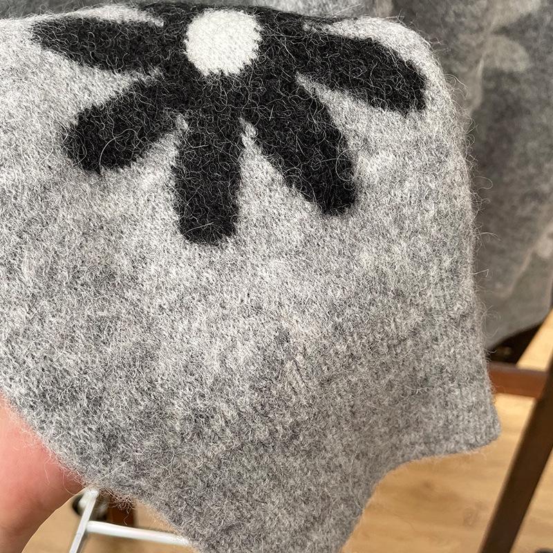 Yingjie S French Artistic Daisy Floral Gray Round Neck Sweater - Autumn/Winter '23 Collection