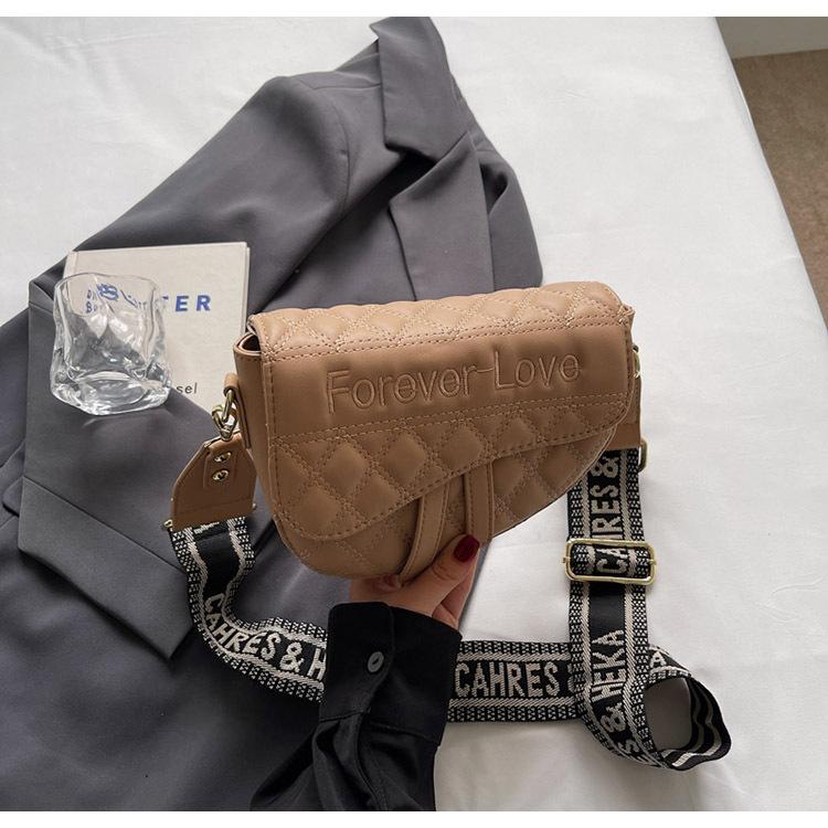 

High-end foreign style mobile phone bag women s 2025 new fashion diamond grid saddle bag Internet celebrity daily commuter dumpling bag хаки