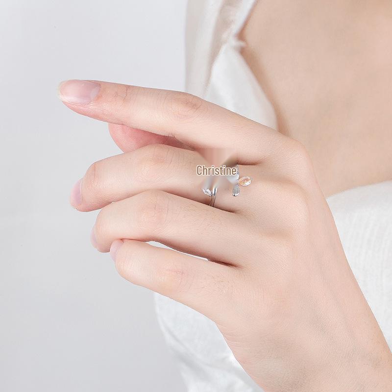Japanese-Korean Fashion Rotating Flower Women's Ring - Light Luxury Plated Copper Style
