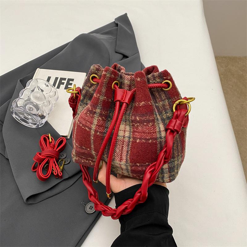 

Осенне-зимняя шерстяная клетчатая сумка женская 2024 новая нишевая модная портативная сумка-ведро высокого класса универсальная сумка-мессенджер