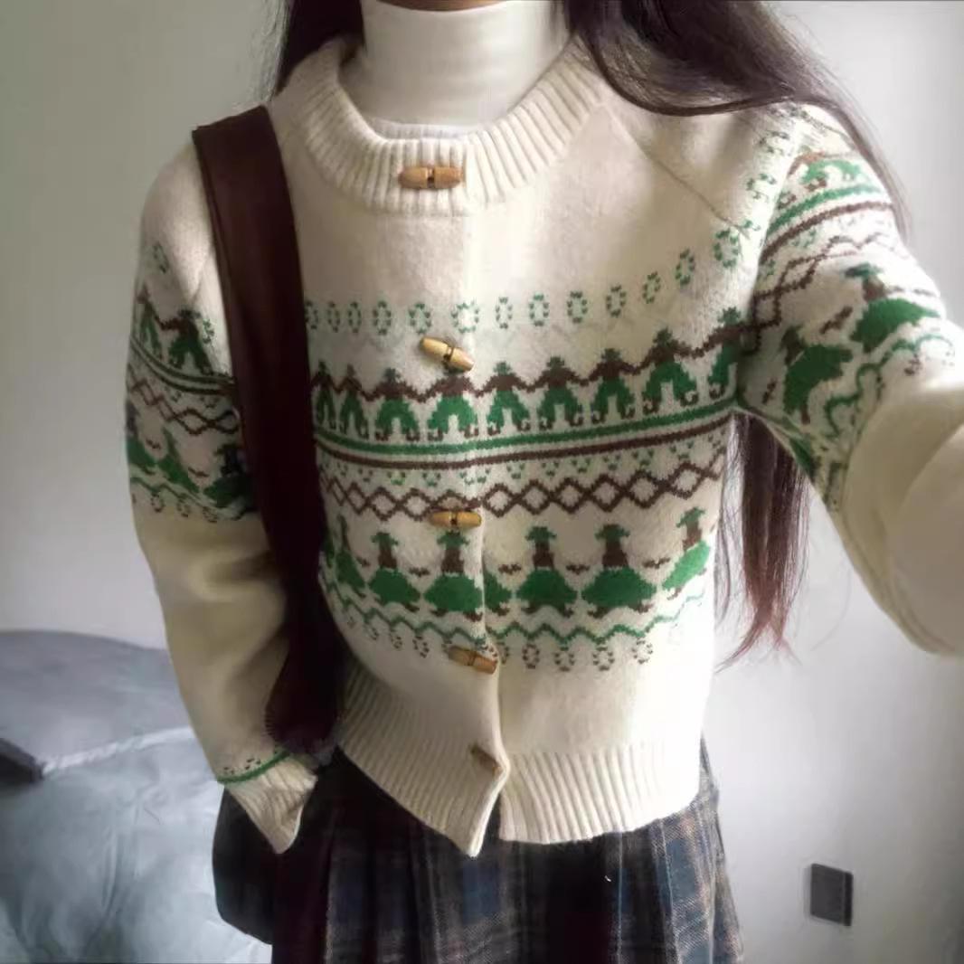 

Женский трикотажный кардиган жаккардовой вязки красного цвета в стиле ретро, осенне-зимний, с пуговицами-рожками и круглым вырезом. 411-97 (average size)