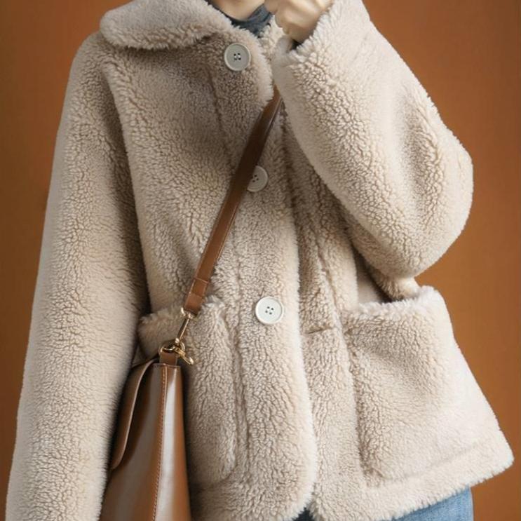 Autumn and Winter Collection of Lambskin Coat for Women Featuring Short Loose and Granular Lambskin Coat with Combination of Sheared and Fur