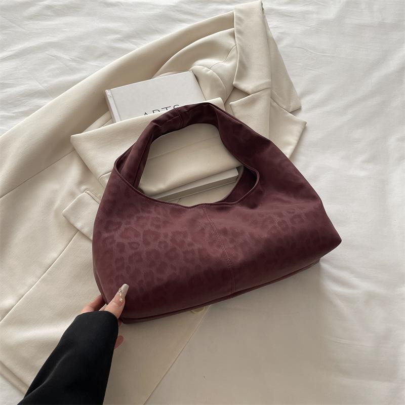 Today's popular leopard print handbags, crescent bags, textured commuter handbags, high-end bags, women's bags.