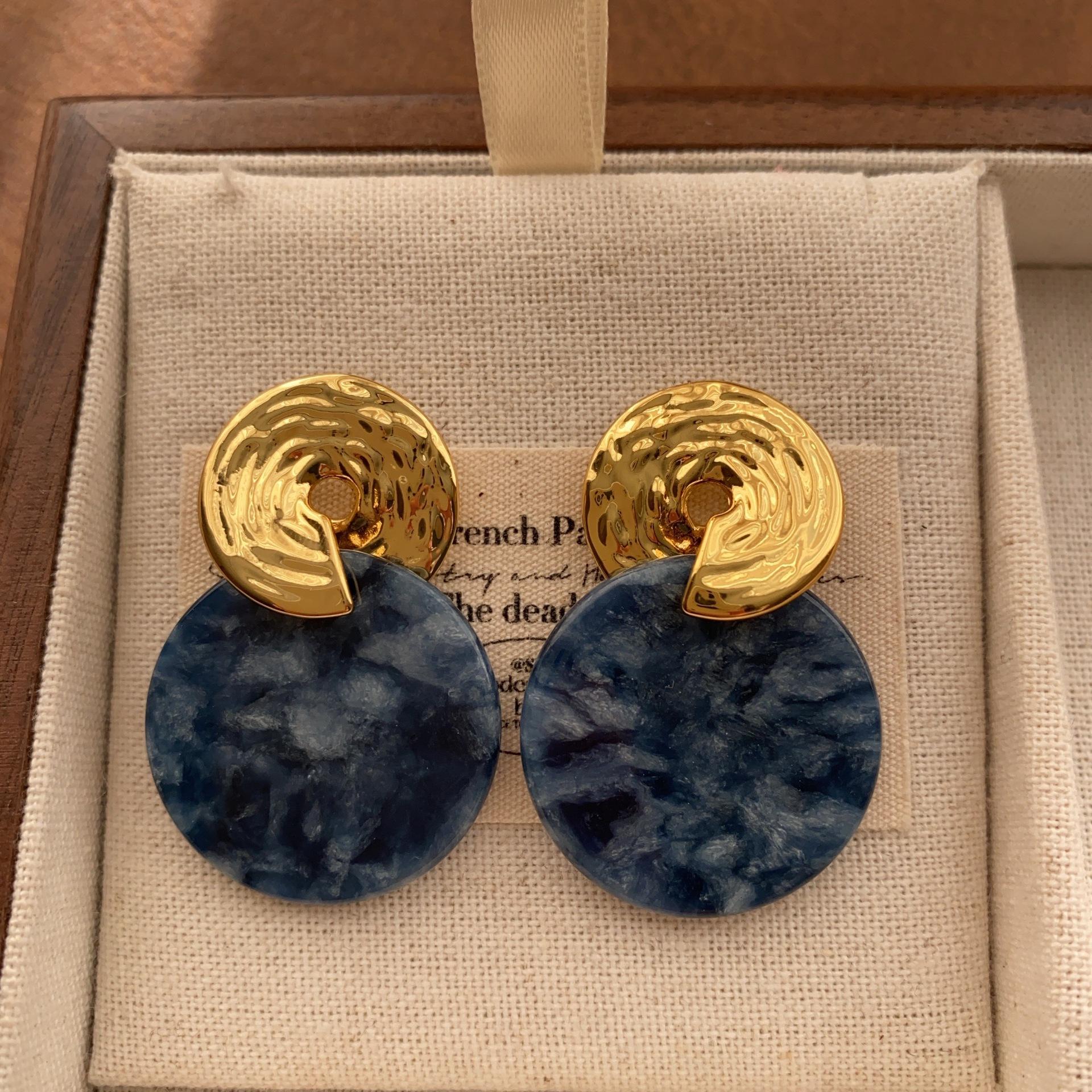 

Delicate round stud earrings, earrings, contrasting color design, warm and fresh earrings.