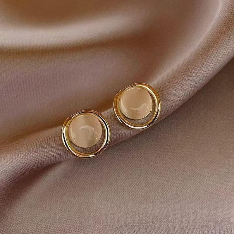 Pendientes de perlas de alta gama de moda Pendientes retro de nicho francés de lujo ligero Pendientes de perlas simples y versátiles para mujer