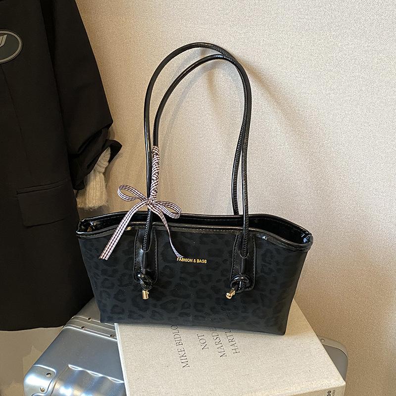 

High-value new fashionable large-capacity tote bag versatile outdoor commuter women s bag leopard print shoulder armpit bag
