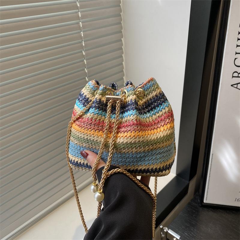 

Новая соломенная сумка подмышкой универсальная летняя пляжная сумка с цепочкой ветрозащитная контрастная радужная сумка через плечо разноцветный