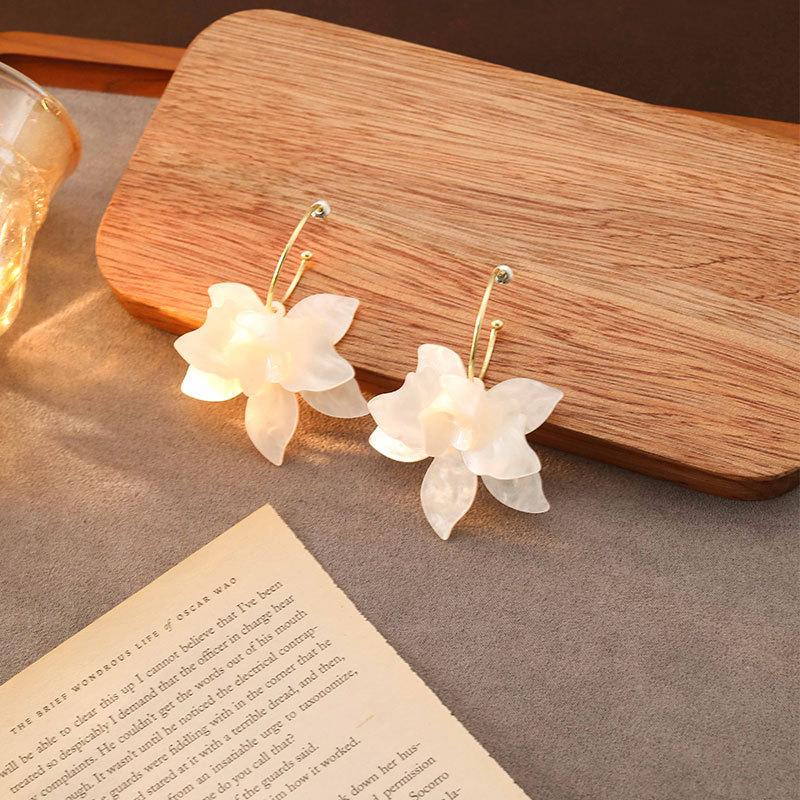 Exaggerated Acrylic Flower Earrings - Elegant and Niche Style Earrings for Women, Classic Ear Accessories.