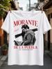 Morante De La Puebla Con Matador in Scala di Grigi Che Tiene Un Titolo Rosso con Serif Firma E 1979 Heritage Maglietta Unisex