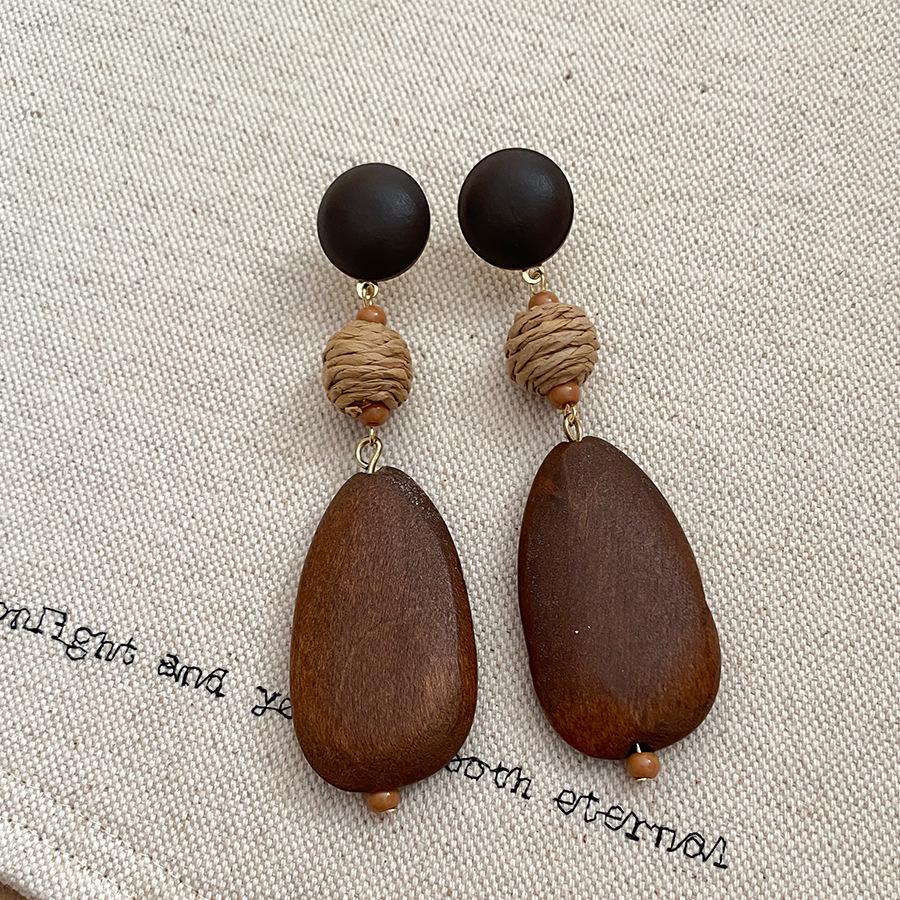 Silver Needle Retro Oval Wooden Stud Earrings: Elegant Ethnic Style with a Luxurious Feel for Women