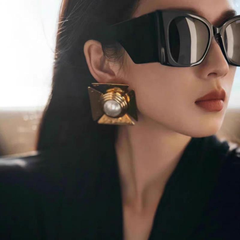 Retro European-American Gold & Pearl Square Earrings: Vintage, Niche, High-End Style for Women.
