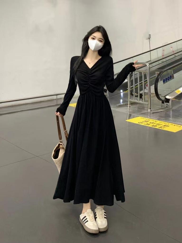 New V-neck long-sleeve slim-fit dress for women, autumn French pleated design, waist-cinching slimming base dress