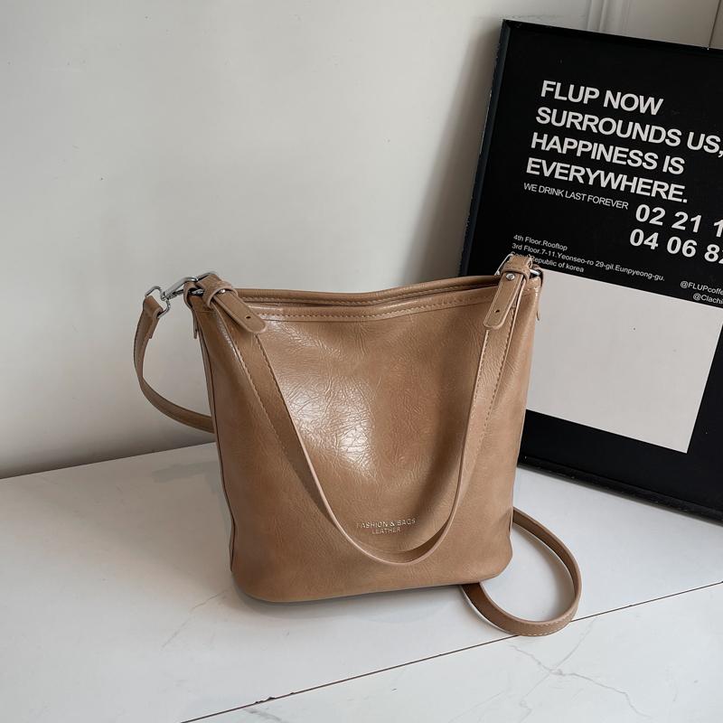 Black Women's Bucket Bag Autumn Winter PU Leather Letter Shoulder Bags Trendy Large Capacity Commuting Crossbody Pack