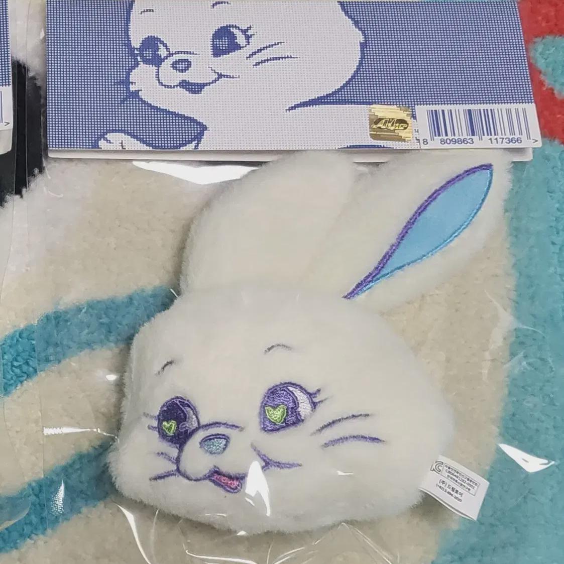 

Newjeans Fluffy Keyring White Sealed