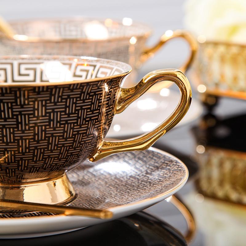 Evropská kávová sada Kostěný porcelán Šálek a podšálek Kávový set Retro Luxusní porcelánový šálek Na narozeninový dárek Párová sada S dárkovou krabičkou