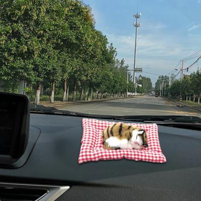 Simuliacinis miegančio katino dekoracija su languotu kilimėliu, kvapą šalinanti bambuko anglies pliušinė kačiuko iškamša, lėlė namams, biurui, stalviršiui, automobilio salonui