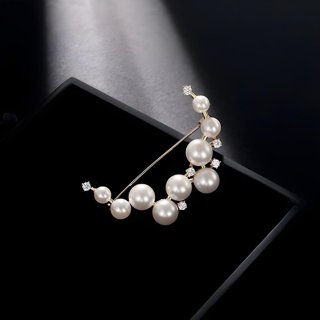 Pearl crescent brooch, high-end female luxury corsage, light luxury design sense, anti-light pin